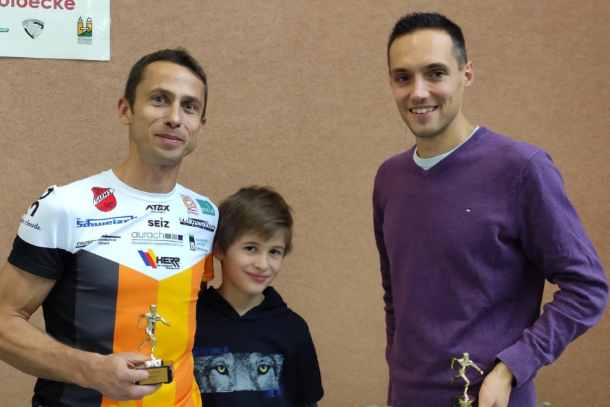 Andreas Schindler (mit Sohn) und Daniel Noll nach der Siegerehrung in Hechingen, von links.