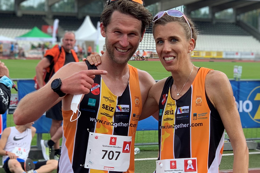Es ist geschafft, Tim Koch und Corinna Coenning (von links) im Ziel im Ulmer Donaustadion.