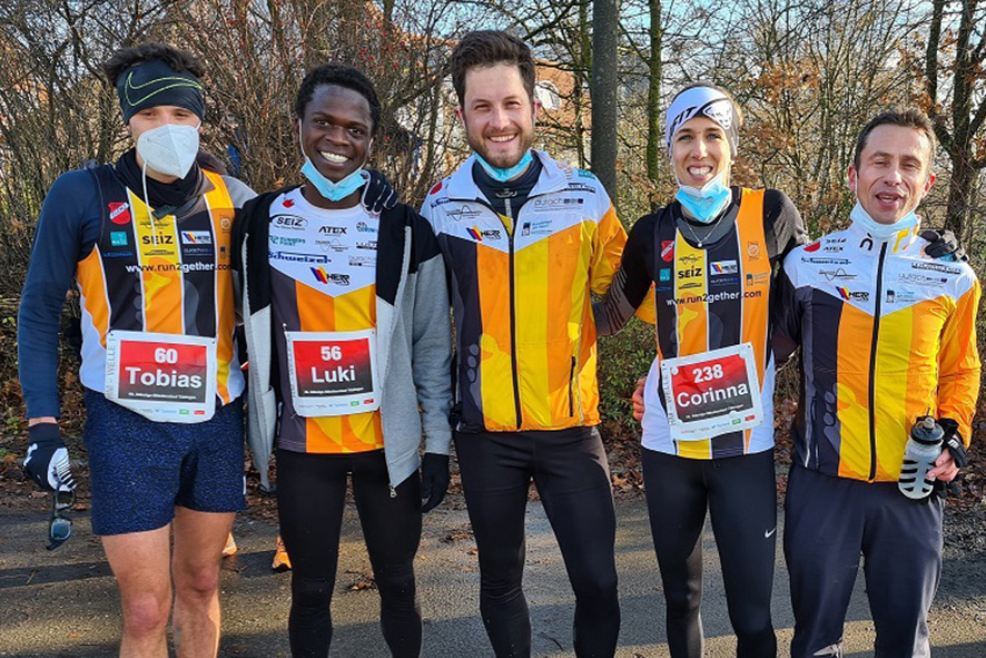 Glücklich im Ziel von links: Tobias Stanienda, Luki Ilomo, Stephan Walentin, schnellste Frau Corinna Coenning, Andreas Schindler