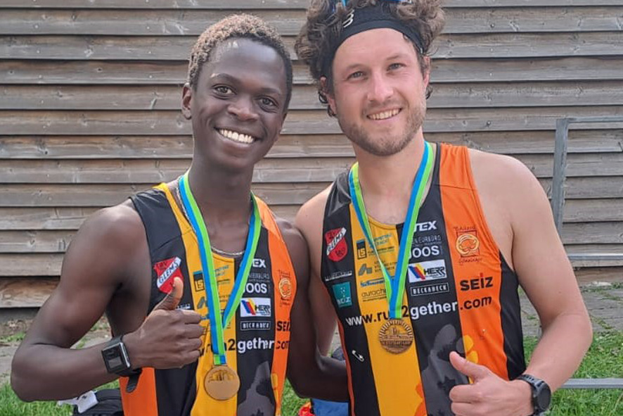 Luki Ilomo und Stephan Walentin (von links) nach ihrem erfolgreichen Halbmarathon-Einsatz in Stuttgart Luki Ilomo und Stephan Walentin (von links) nach ihrem erfolgreichen Halbmarathon-Einsatz in Stuttgart