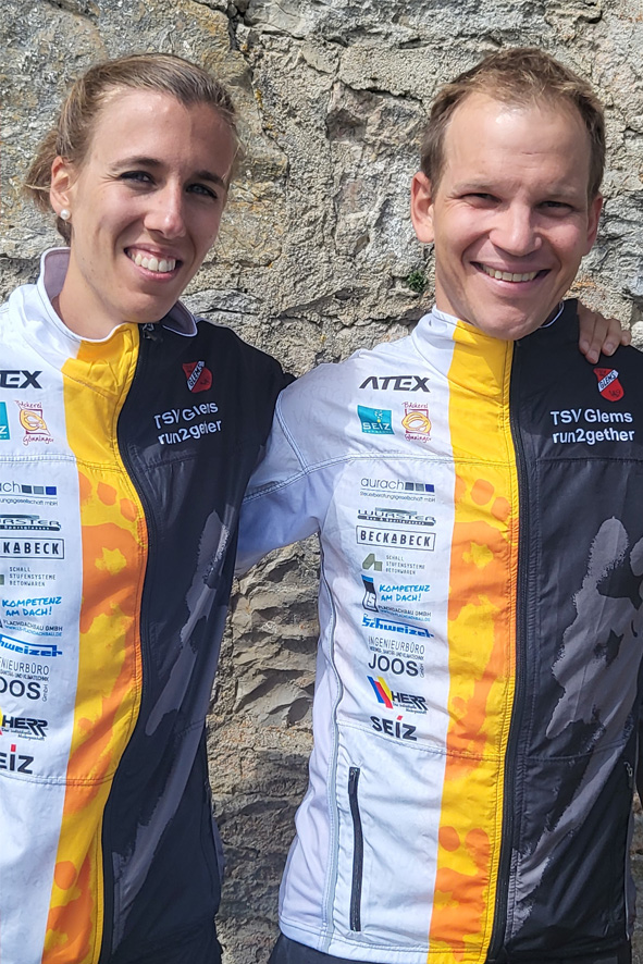 Nach der Ankunft auf der Burg: Corinna Coenning und Simon Zimmer vom Laufteam des TSV Glems